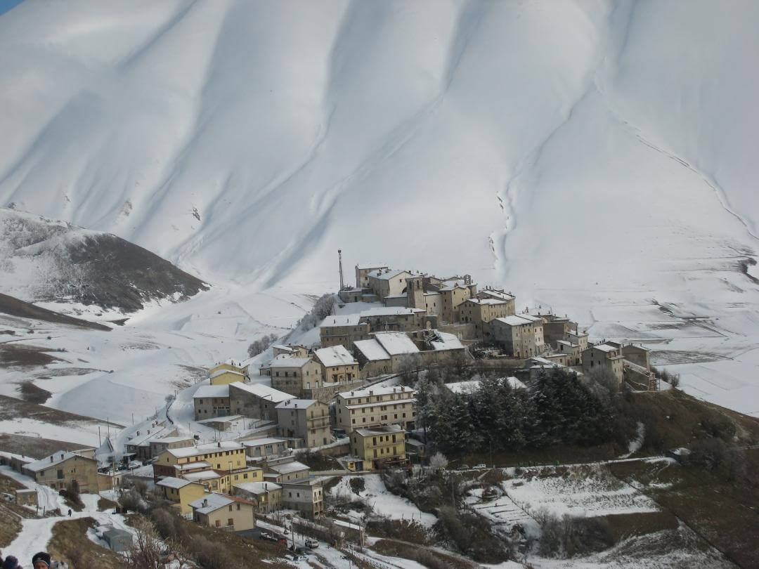 Snowshoe hike Umbria