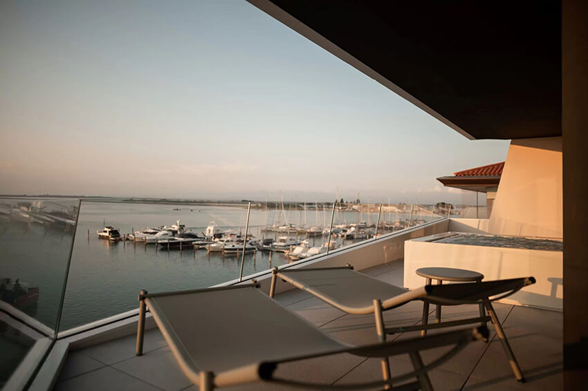 Laguna Faro Suites, Grado